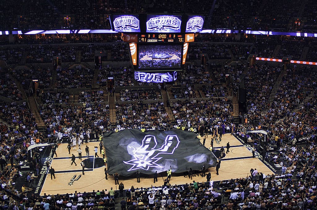 NBA主场气氛的艺术：球迷文化如何成为影响客队心理的关键隐形战力？
